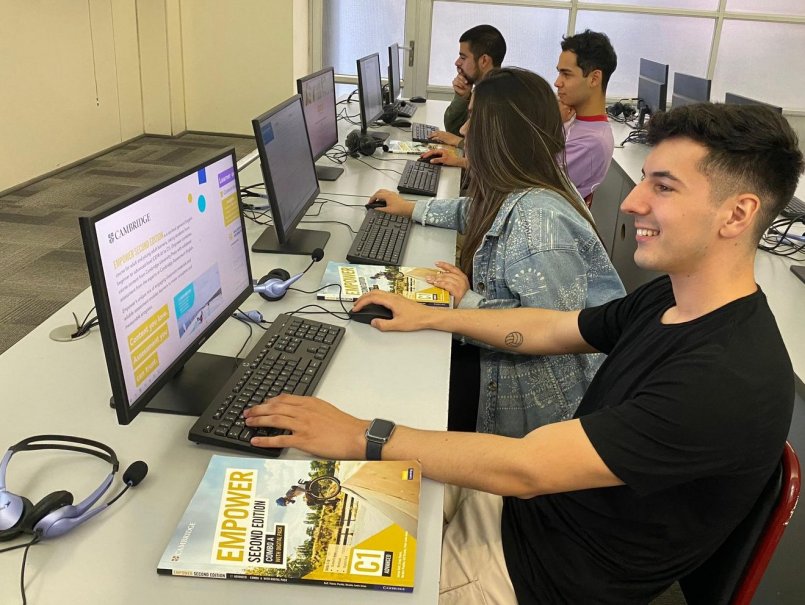 PUCV avanza en certificación internacional de idiomas: inglés y español como ejes estratégicos