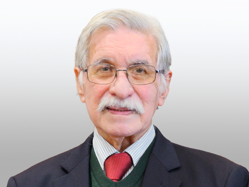 Profesor Carlos Peralta recibe la Medalla Centenario por su aporte a la Ingeniería Industrial