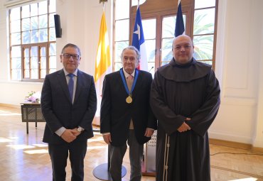 Virgilio Rodríguez recibe el grado de Profesor Emérito de la PUCV