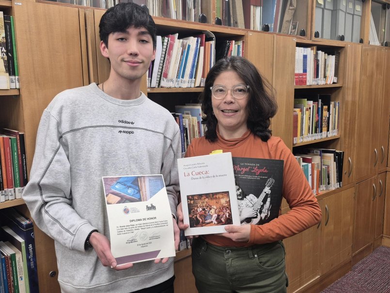 Investigador recibe premio a la Mejor Tesis de Licenciatura en Historia por estudio sobre Margot Loyola