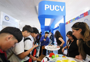 PUCV presenta sus carreras con stand tecnológico y actividades interactivas