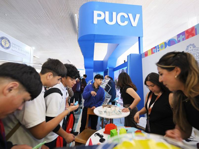PUCV presenta sus carreras con stand tecnológico y actividades interactivas
