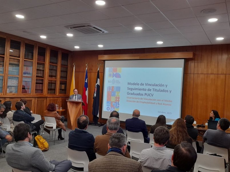 PUCV avanza en modelo de vinculación y seguimiento de Alumni