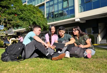 Estudio revela que 65% de los universitarios percibe que “Chile no está cerca de ser el país con el que sueñan”