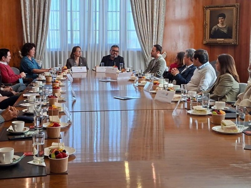 PUCV Conecta avanza en agenda regional con Ministerio de Medio Ambiente