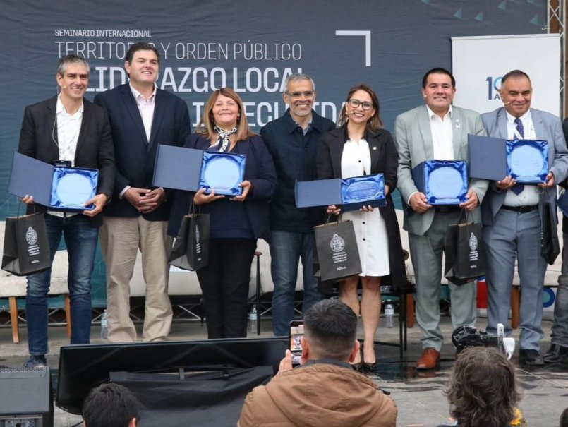 Con presencia de ministro de Seguridad PUCV certificó seminario para municipalidades