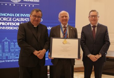 Jorge Galbiati recibió distinción como nuevo Profesor Emérito de la PUCV