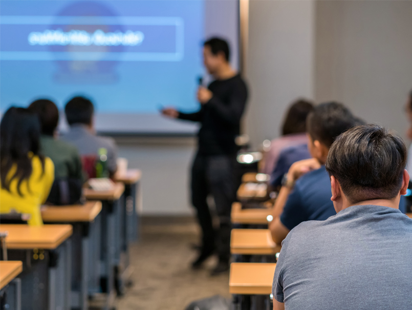 Investigación analiza los efectos psicoeducativos de la IA en estudiantes universitarios