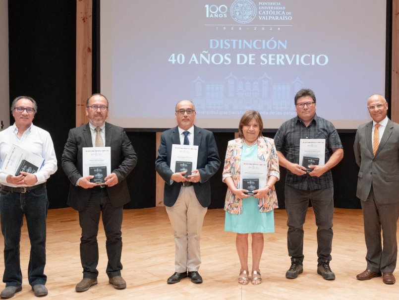 GALERÍA: Universidad efectuó ceremonia de distinción por años de servicio del personal de apoyo a la academia
