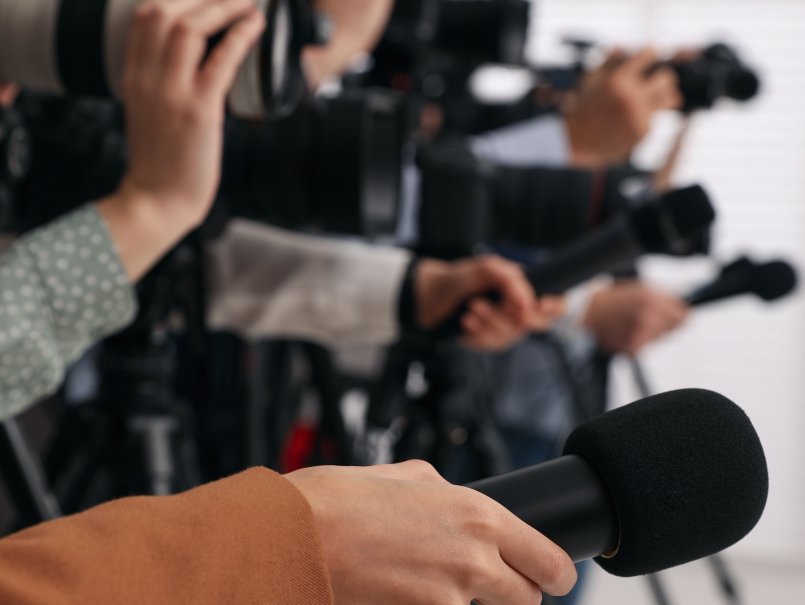 Universidad lidera investigación global que redefine cómo se ejerce el periodismo en el mundo