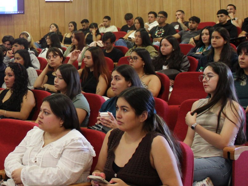 Estudiantes reciben inducción sobre práctica profesional en campos clínicos