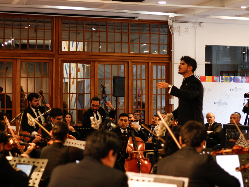 GALERÍA: Orquesta y Coro de Cámara PUCV ofrecen concierto durante visita de Cardenal Mendonça
