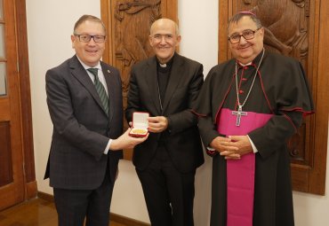 Cardenal de Mendonça entrega medalla vaticana a la Rectoría PUCV