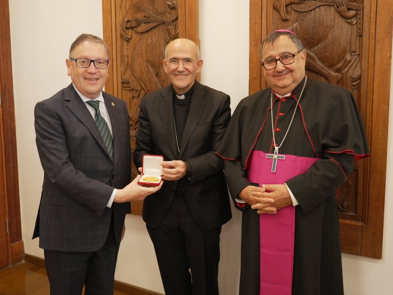 Cardenal de Mendonça entrega medalla vaticana a la Rectoría PUCV