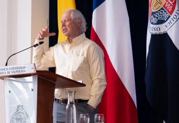 Escuela de Periodismo inaugura su año académico con conferencia del investigador Daniel Hallin