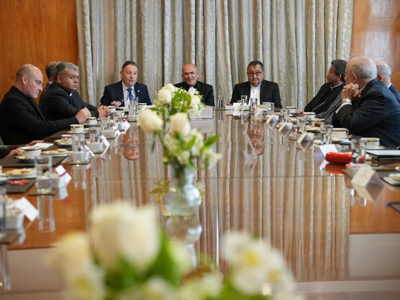 Cardinal José Tolentino de Mendonça inaugurates his schedule at the PUCV with a meeting with higher authorities