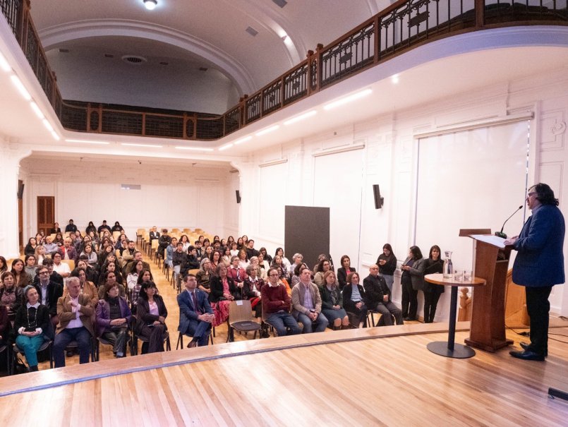 Emotivo reencuentro de distintas generaciones en celebración de los 70 años de la Escuela de Trabajo Social