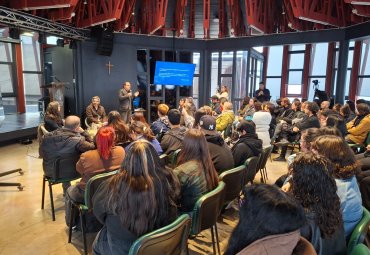 Universidad acoge presentación regional de obra clave sobre el diseño gráfico en Chile