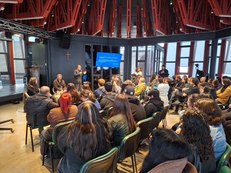 Universidad acoge presentación regional de obra clave sobre el diseño gráfico en Chile