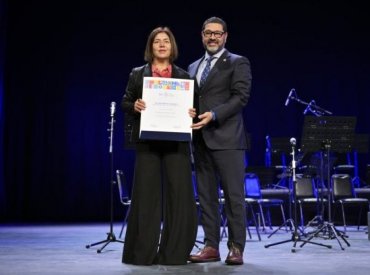 GALERÍA: Académicas y académicos distinguidos en ceremonia de reconocimiento en Teatro Municipal de Viña del Mar