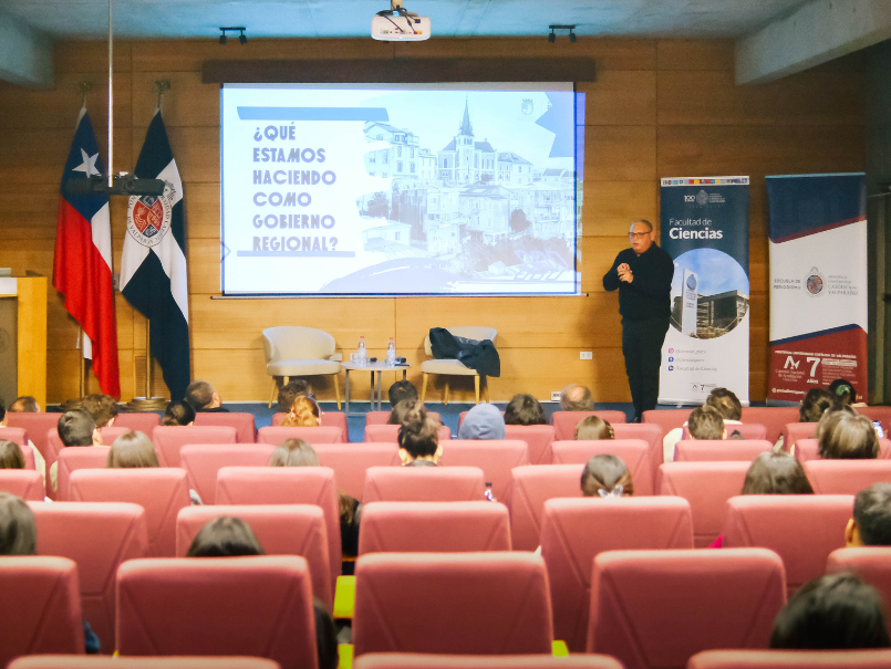 Gobernador Rodrigo Mundaca dialoga con estudiantes sobre ciencia, innovación y desarrollo regional