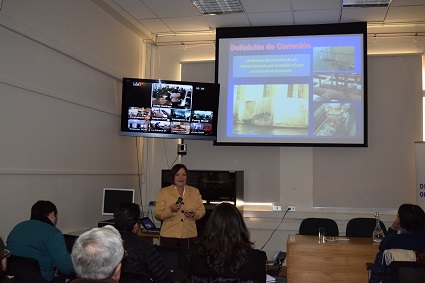 Decana de la Facultad de Ciencias de la PUCV realiza seminario de corrosión en la Dirección Nacional de Obras Portuarias