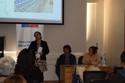 Decana de la Facultad de Ciencias de la PUCV realiza seminario de corrosión en la Dirección Nacional de Obras Portuarias