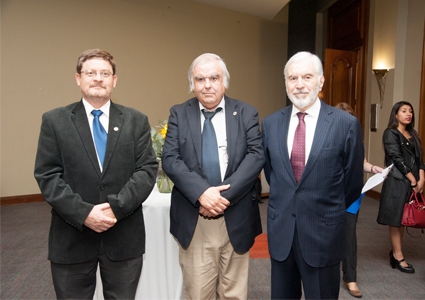 Ex alumnos PUCV reviven su paso por la Universidad en Cena Alumni Santiago 2016