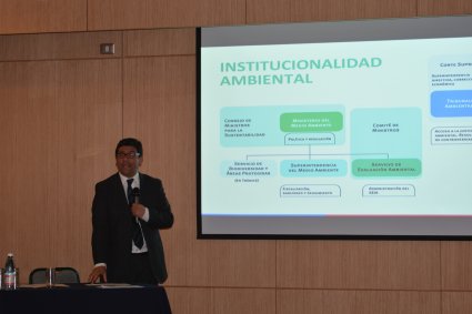 Ministro de Medio Ambiente participa como expositor en seminario de Escuela de Ingeniería Química