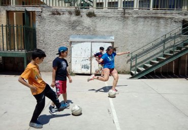 Escuela de Educación Física realiza talleres recreativos para niños del barrio La Matriz