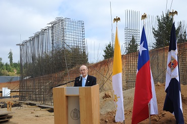 Bendicen y colocan primera piedra del nuevo edificio de la carrera de Tecnología Médica