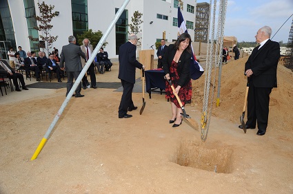 Bendicen y colocan primera piedra del nuevo edificio de la carrera de Tecnología Médica