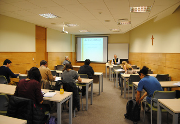 Facultad de Filosofía y Educación PUCV inauguró sus diplomados en Viña del Mar y Santiago