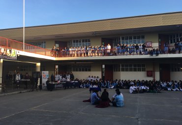 PUCV celebra Día Internacional del Libro con donación a Liceo Juan XXIII de Villa Alemana