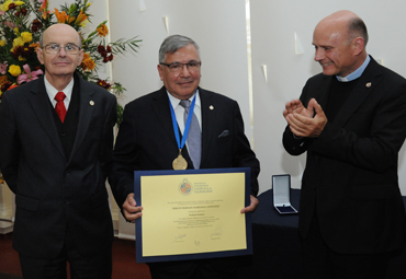 Sergio Marshall recibe investidura de Profesor Emérito