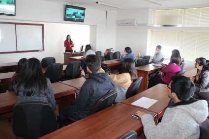 Alumnos participan en charla motivacional sobre intercambio estudiantil.