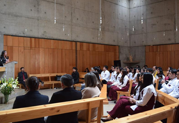 Estudiantes de Tecnología Médica reciben su especialidad en ceremonia de investidura