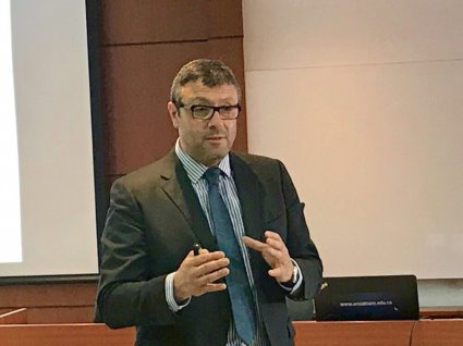 Profesor Álvaro Vidal participa en seminario internacional en Colombia