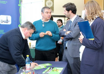 Estudiantes pudieron conocer lo que espera el mercado laboral de los egresados en 1ª. Feria Industrial de la Escuela de Ingeniería Mecánica