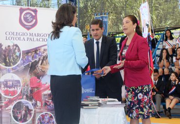 Fondo Margot Loyola donó libros a colegio que recuerda a la maestra en Linares