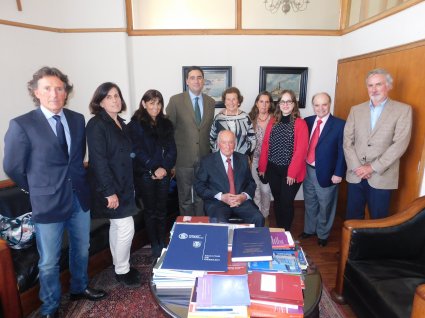 Ex profesor Mario Consigliere dona libro a Facultad de Derecho PUCV