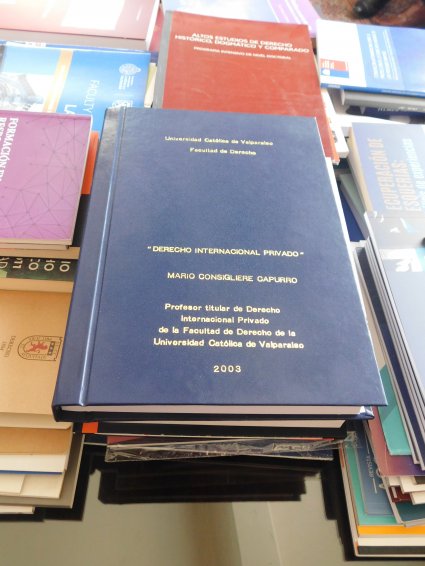 Ex profesor Mario Consigliere dona libro a Facultad de Derecho PUCV