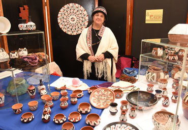 PUCV efectuó muestra de artesanía étnica y conversatorio sobre la maestra Margot Loyola