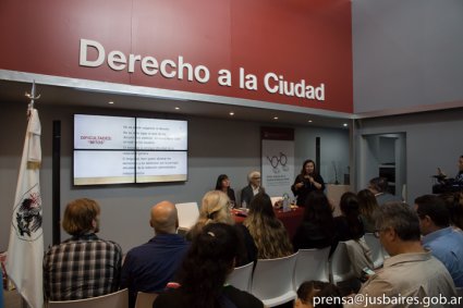 Profesora Claudia Poblete expone en Feria Internacional del Libro de Buenos Aires