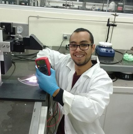 Tesis innovadora sobre baterías más eficientes, es llevada a cabo por estudiante de Química Industrial