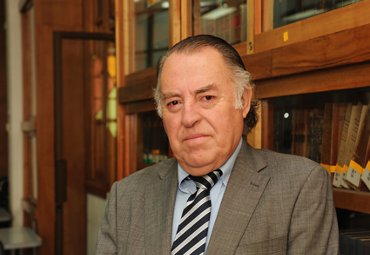 Profesor Alejandro Guzmán será parte del jurado que elegirá al nuevo Premio Nacional de Historia
