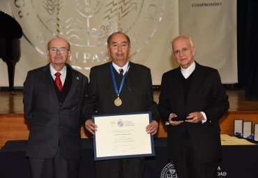 Dr. Ricardo Schrebler es distinguido con el Fides et Labor al mérito académico