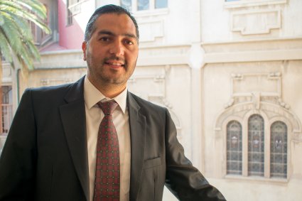 Jorge Aillapán es el nuevo doctor en Derecho PUCV