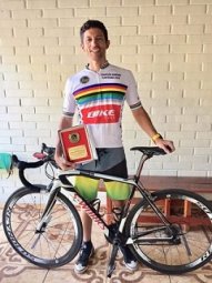 Asociación de Ciclismo reconoce a profesor Fernando Rodríguez