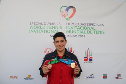 Estudiante de EFI PUCV participa en Mundial de Tenis unificado